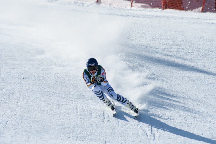 Throwing snow in a fast downhill turn
