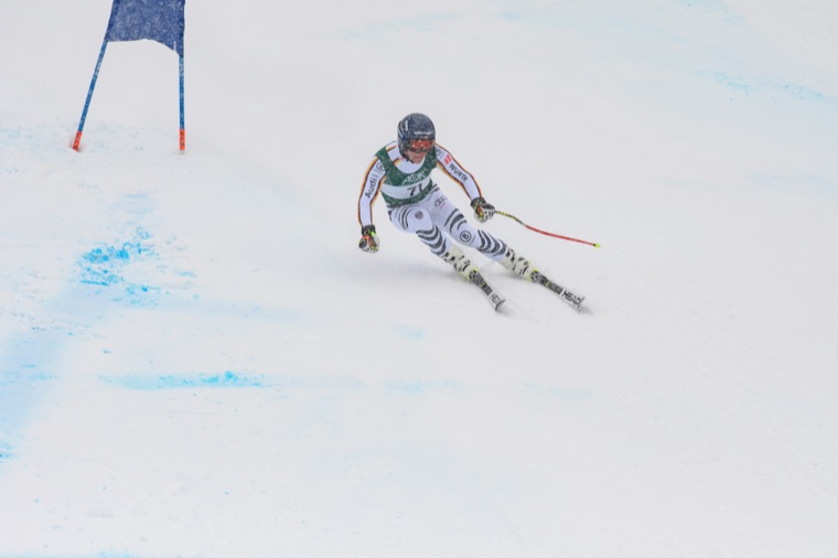 Super-G run past a blue gate